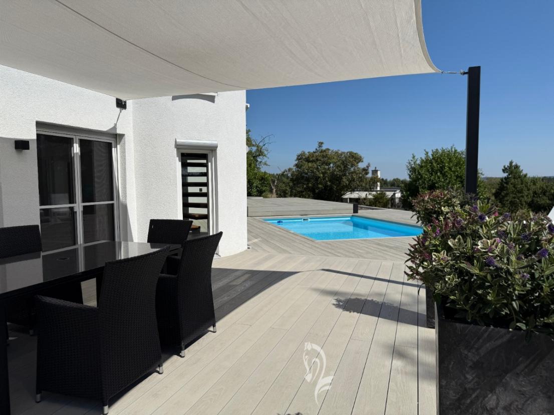 Terrasse mit Pool