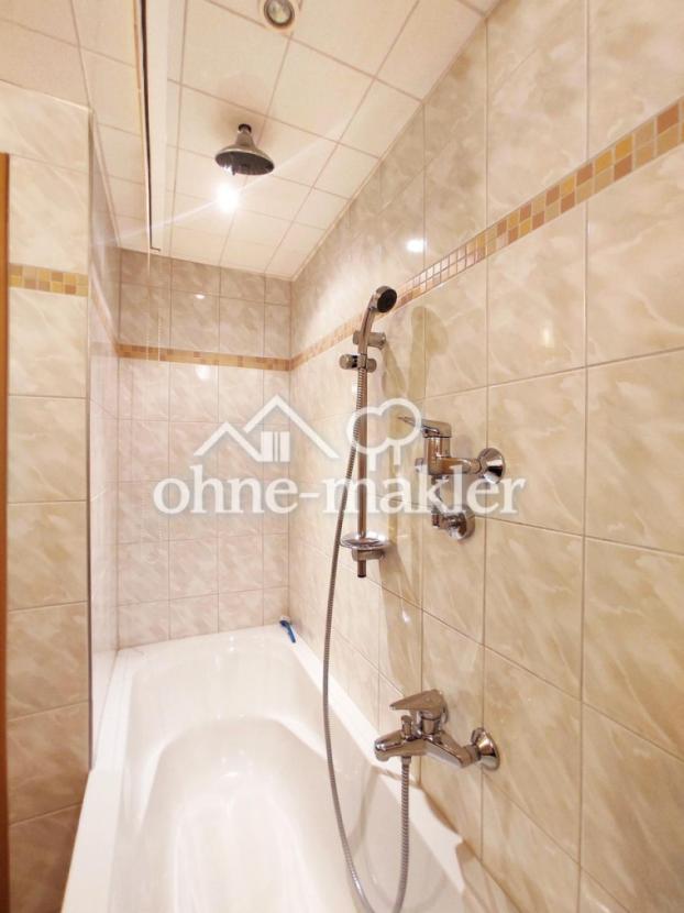 Badezimmer mit Duschwanne