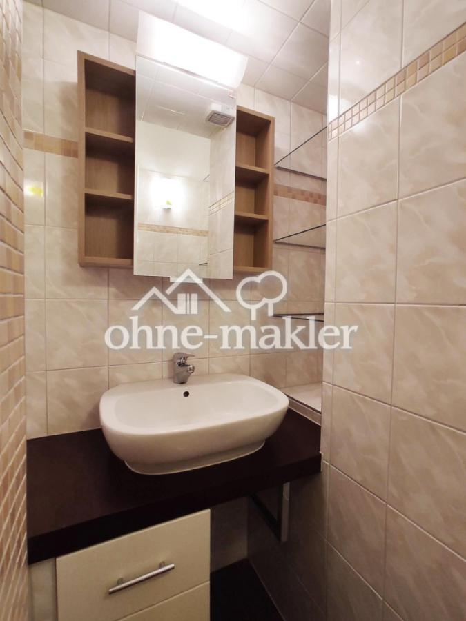 Badezimmer mit Spiegelschrank