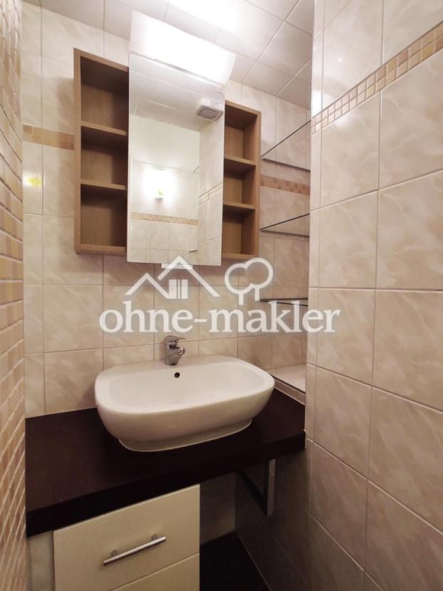 Badezimmer mit Spiegelschrank