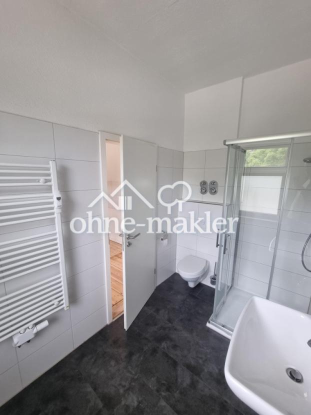 Bad mit Dusche und Fenster
