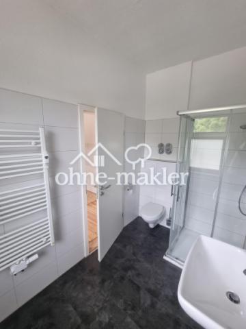 Bad mit Dusche und Fenster