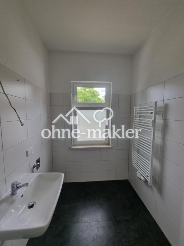 Bad mit Dusche und Fenster
