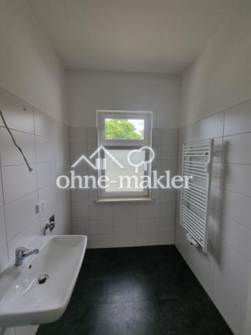 Bad mit Dusche und Fenster