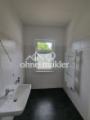 Bad mit Dusche und Fenster