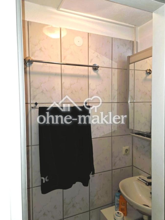 Bad mit Dusche und Waschbecken