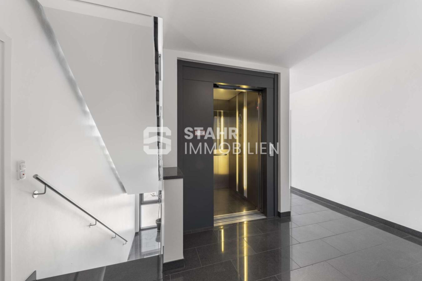 Treppenhaus mit Lift 