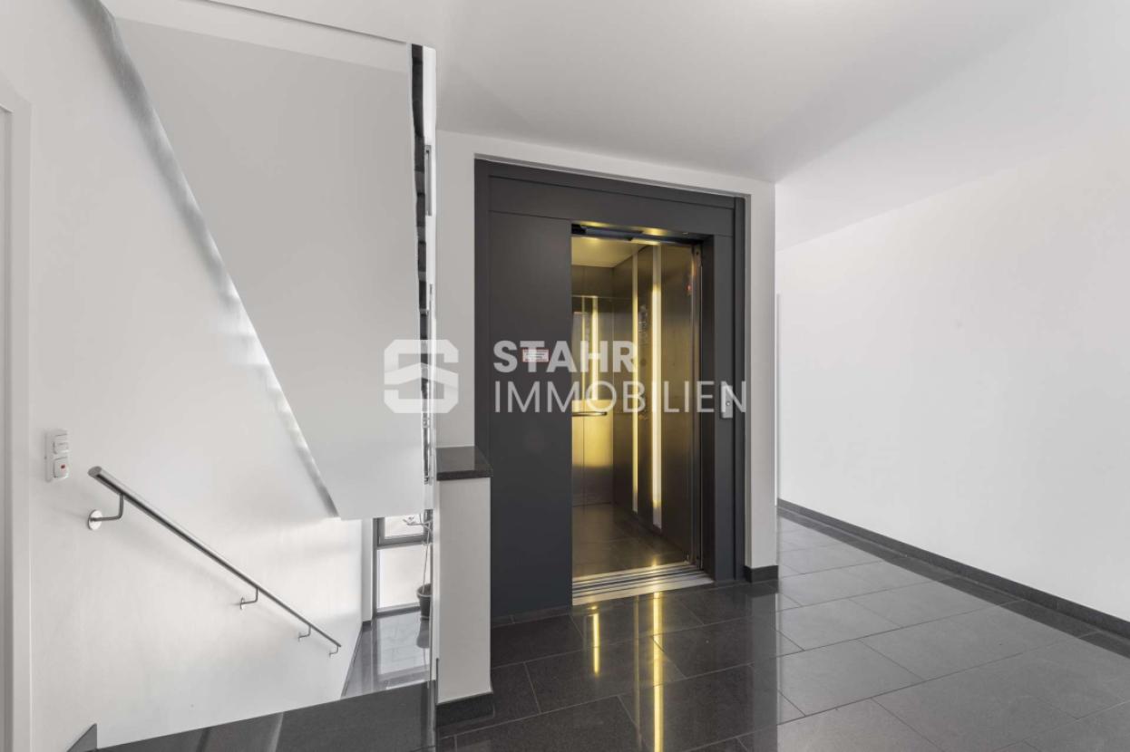 Treppenhaus mit Lift 