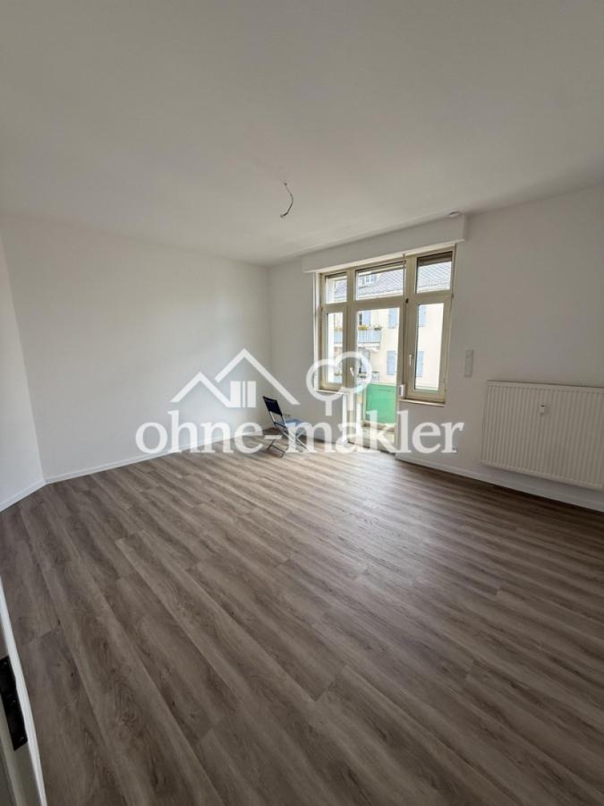 Wohnzimmer mit Balkon
