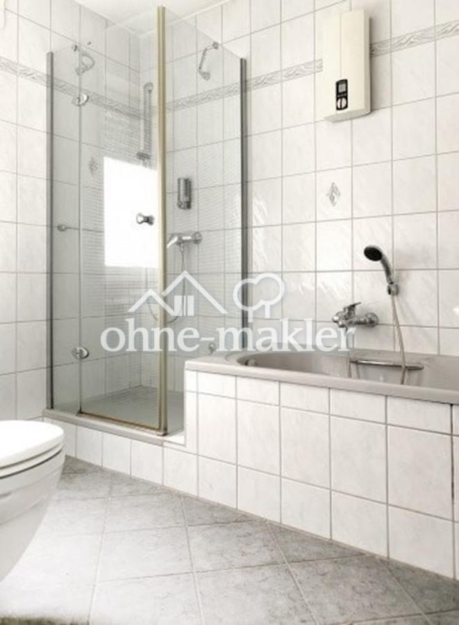 Bad mit Dusche und Wanne