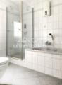 Bad mit Dusche und Wanne