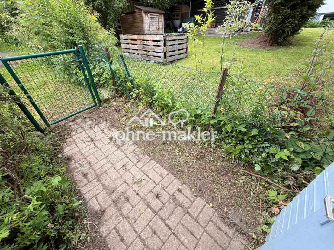 Weg neben Scheune