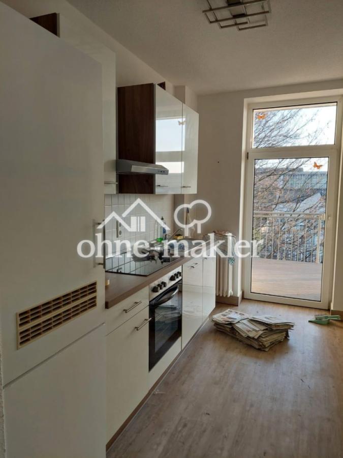 Küche mit Zugang zum Balkon
