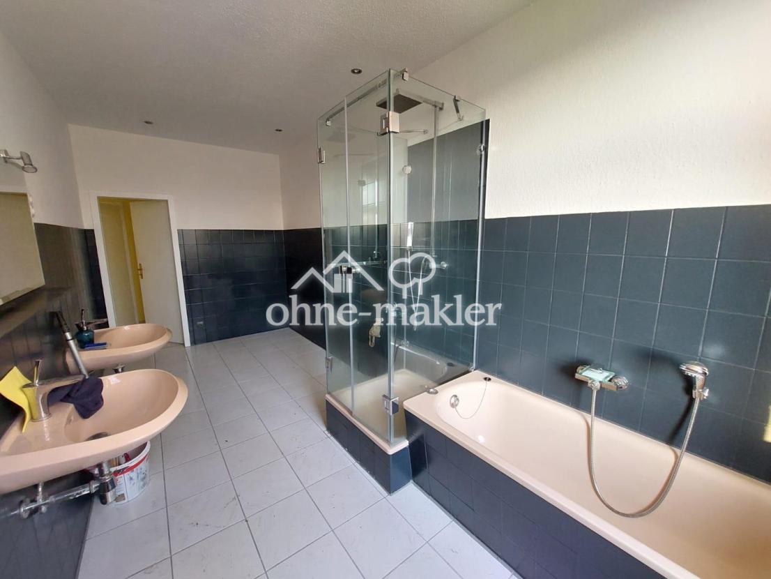 Bad mit Wanne + Dusche