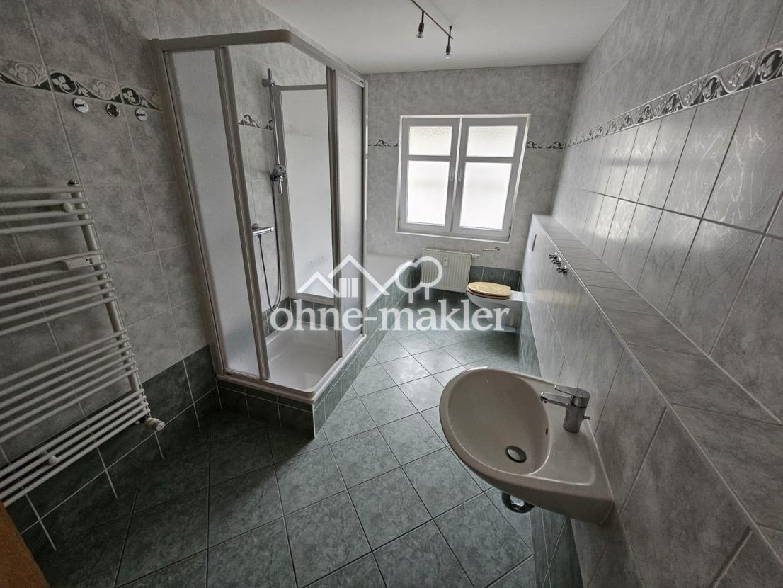 Bad mit Dusche & Badewanne