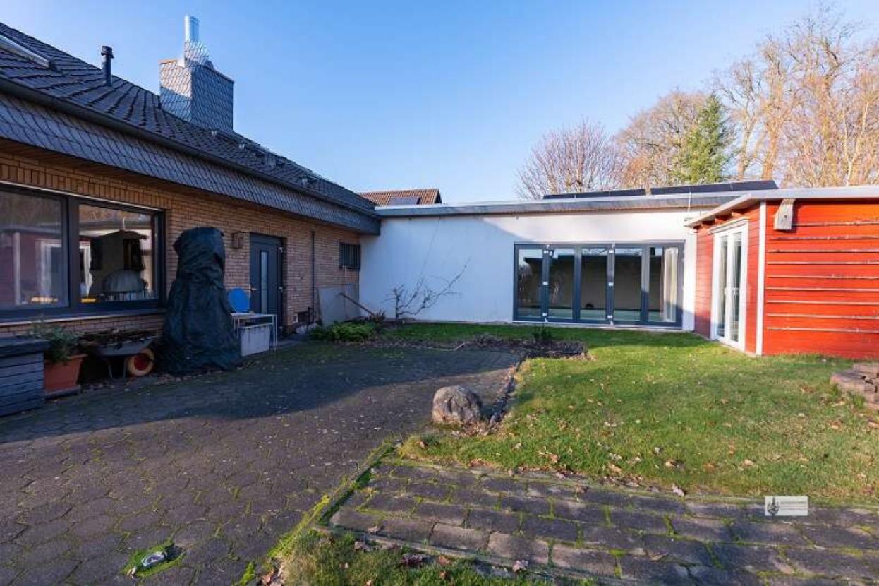 Roter Anbau für gesamte Technik
