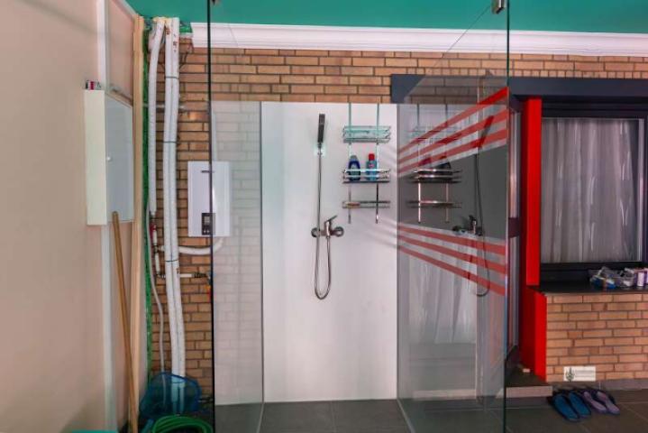 Dusche neben dem Schwimmbad