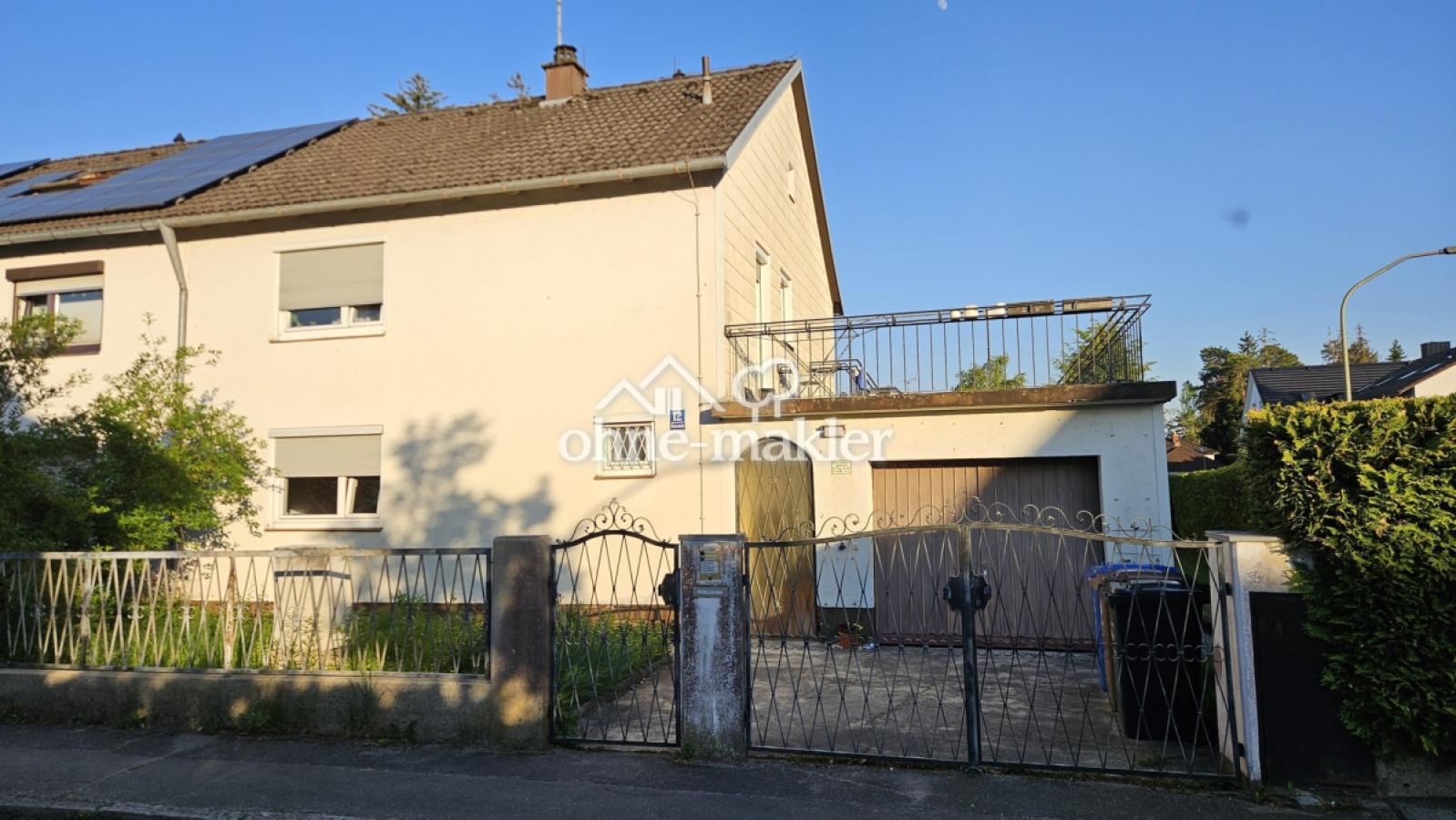 Hausansicht Eingang und Garage
