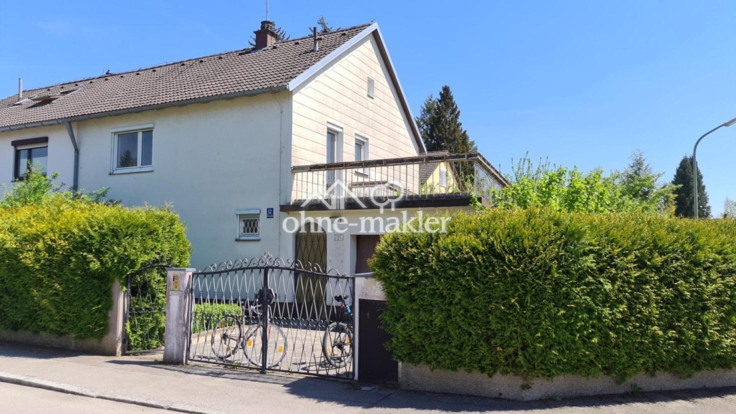Hausansicht Eingang und Garage
