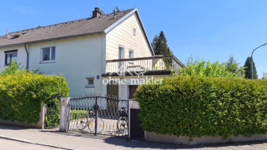 Hausansicht Eingang und Garage