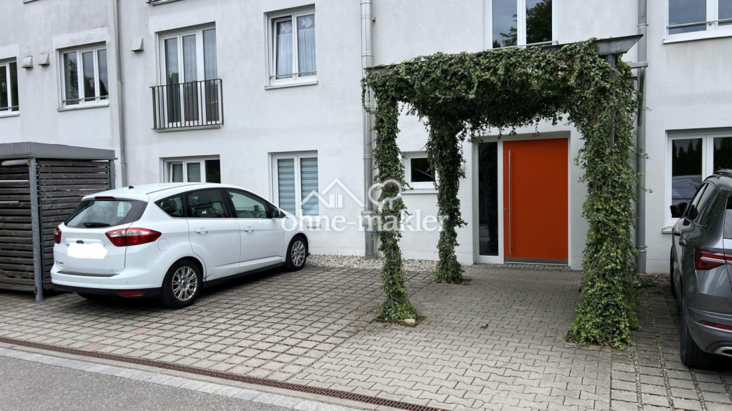 Hauseingang & Stellplatz