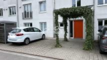 Hauseingang & Stellplatz