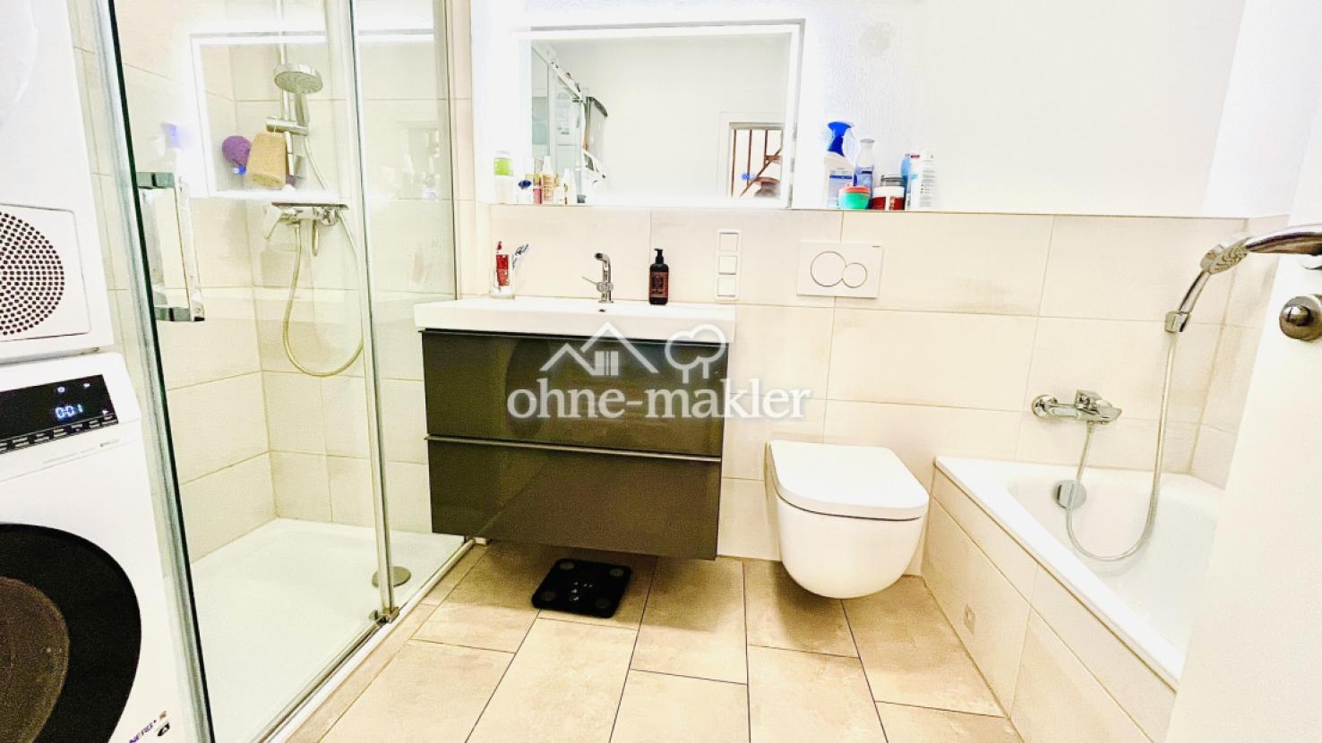 Badezimmer mit Dusche und Bade