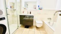 Badezimmer mit Dusche und Bade