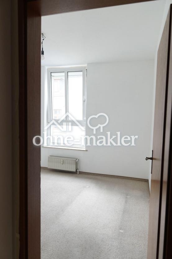 Blick v. Flur ins Schlafzimmer