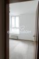 Blick v. Flur ins Schlafzimmer