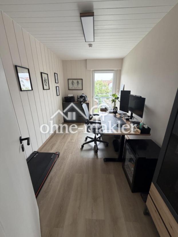 Home Office mit Gartenblick