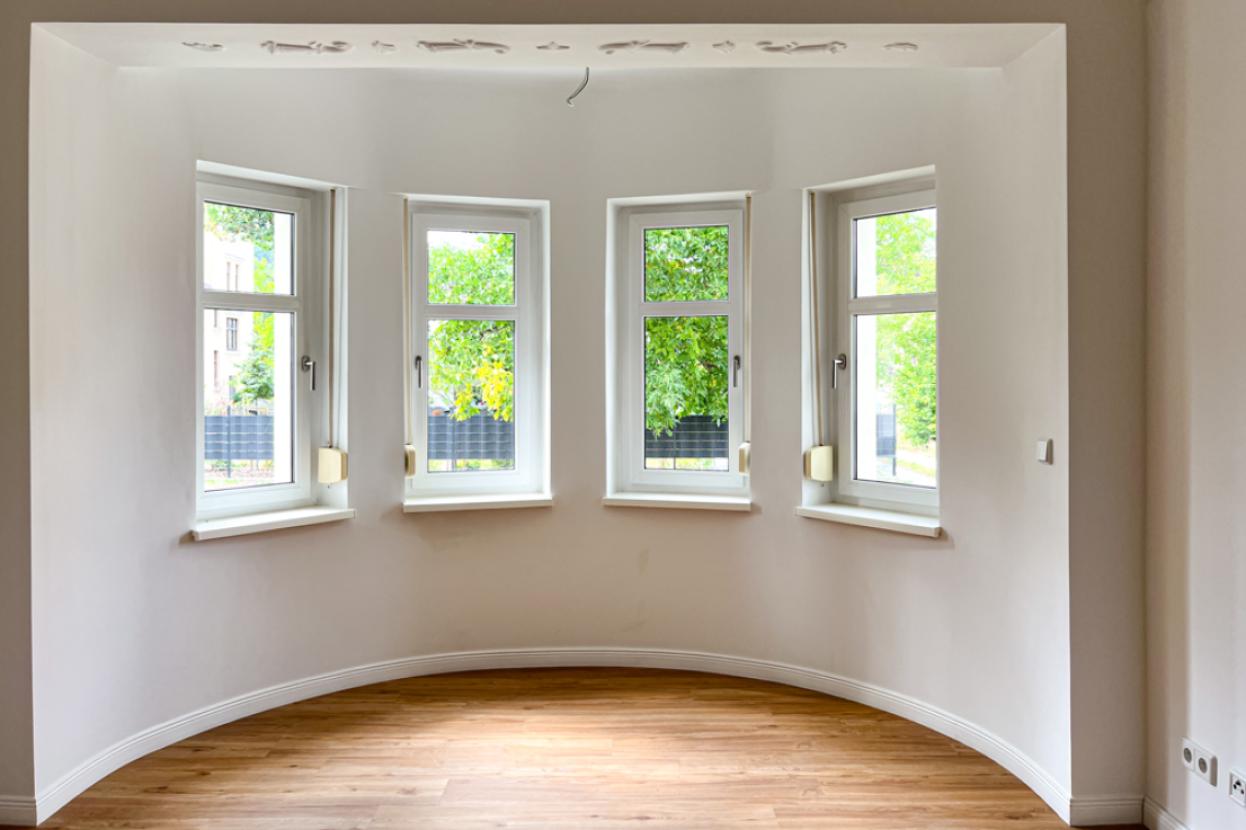 Helle Fensterfront im Erker