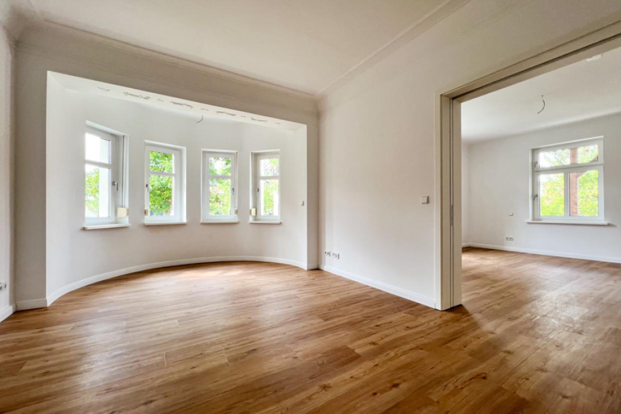 Blick vom Esszimmer ins Schlafzimmer