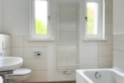 Badezimmer mit Badewanne und ebenerdiger Dusche