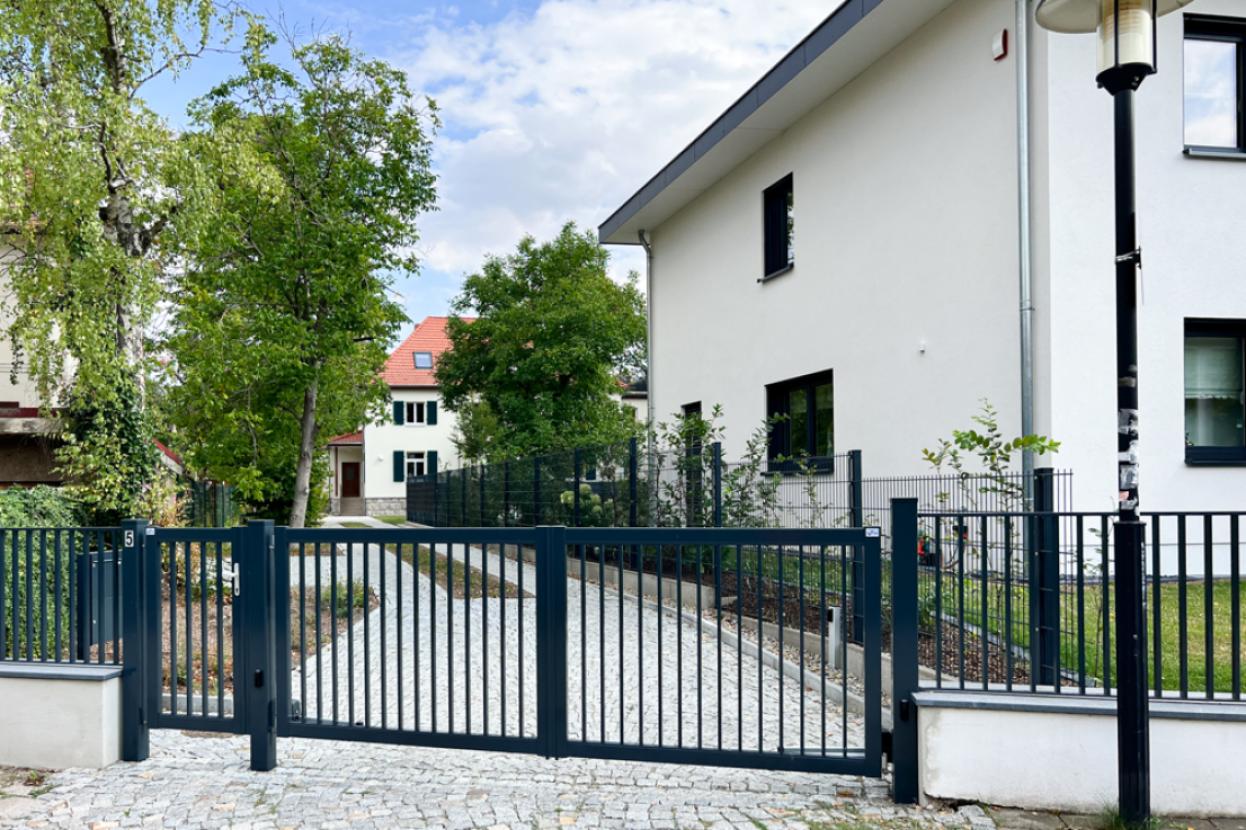 Einfahrt zum Objekt