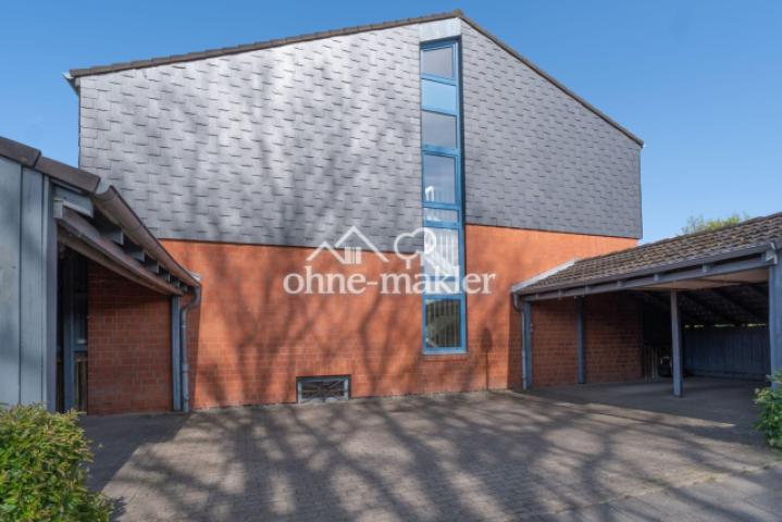 Seitenansicht mit Carport