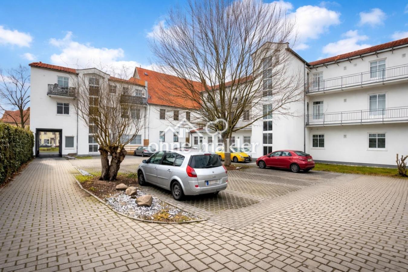 Hof mit Stellplätzen