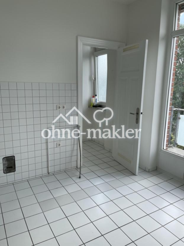 Küche mit Vorratskammer