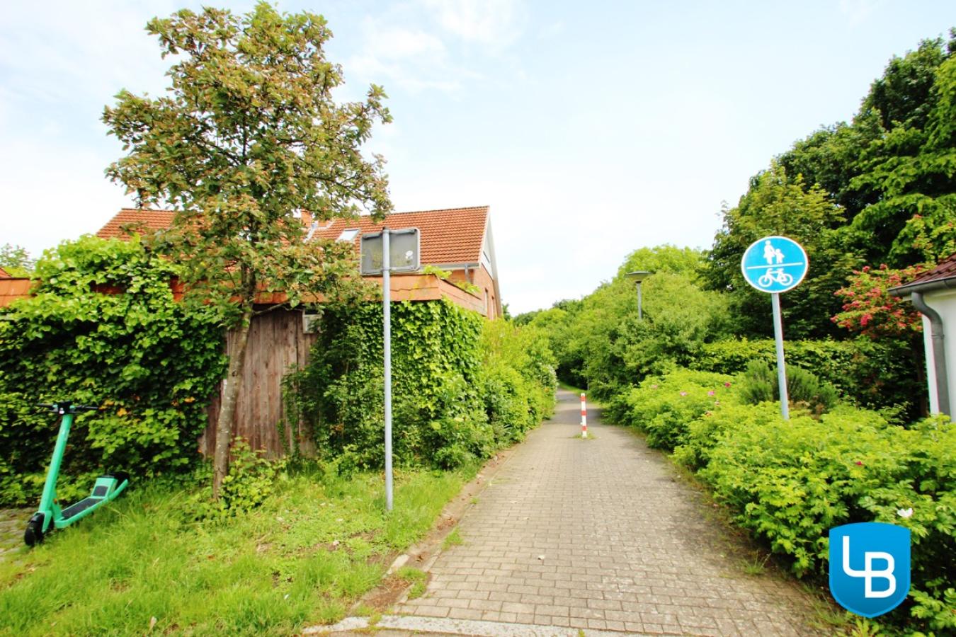 Weg hinter den Häusern