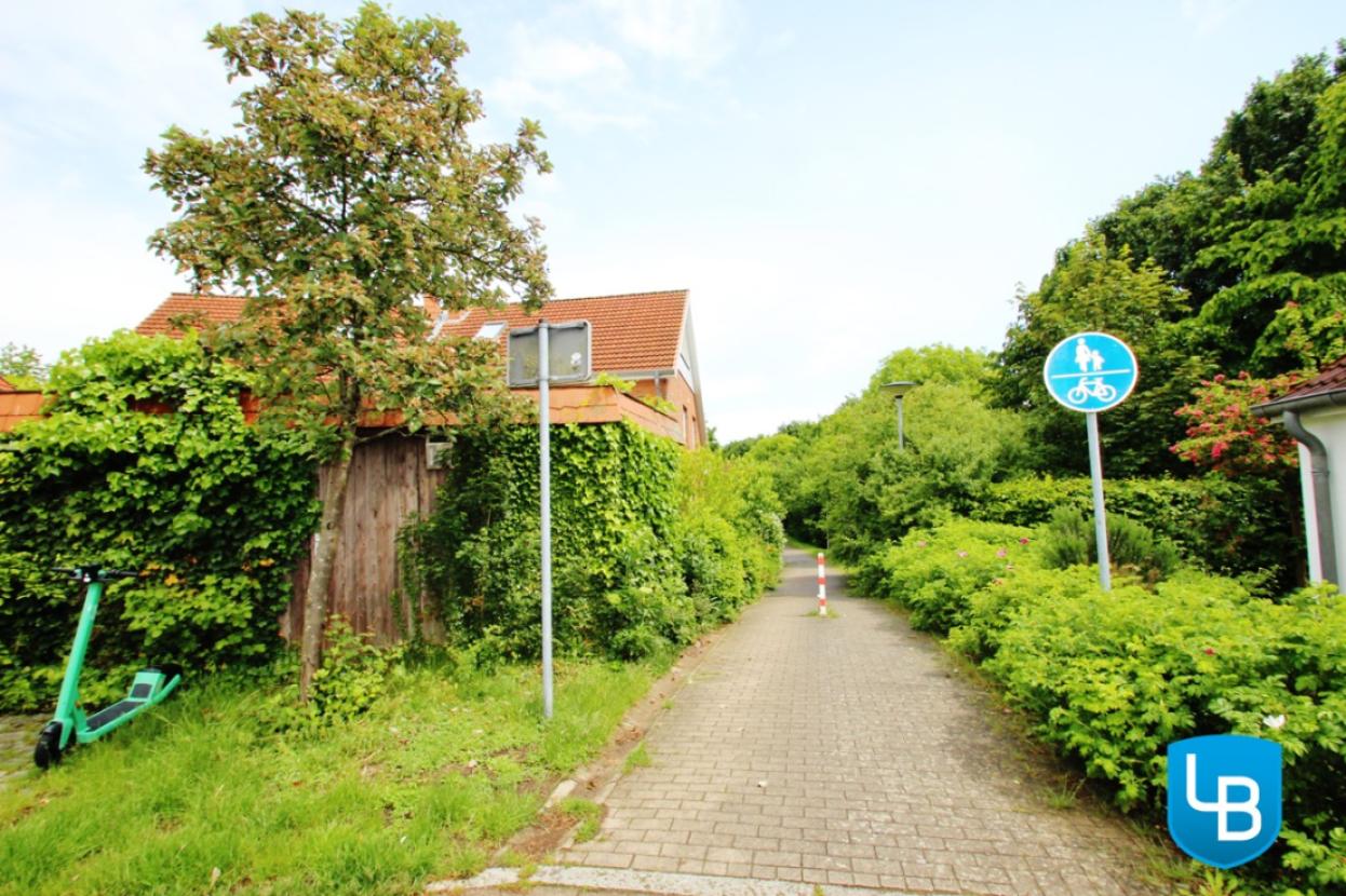 Weg hinter den Häusern