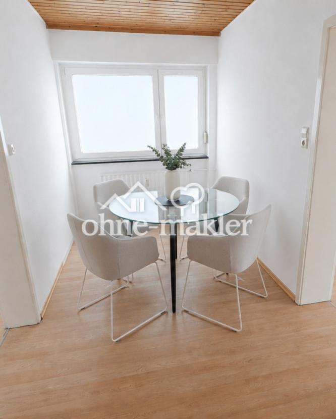 Heller Flur mit Essbereich