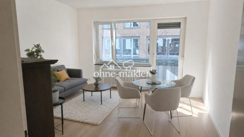 Helles Wohnzimmer mit Balkon