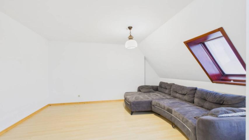 CAM03647G0-PR0113-STILL008-thumbnail-h750-70