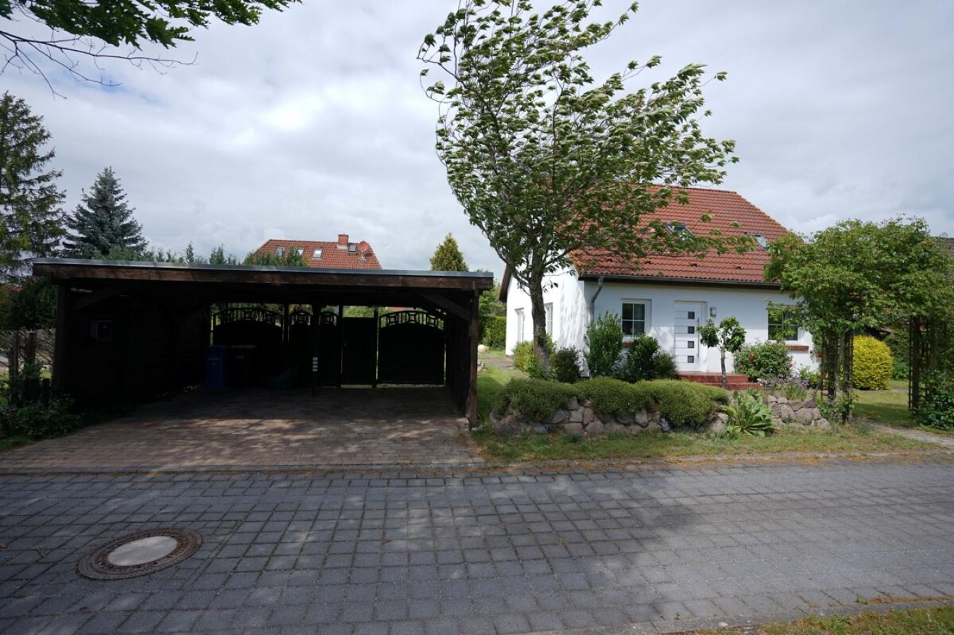 Haus mit Doppelcarport