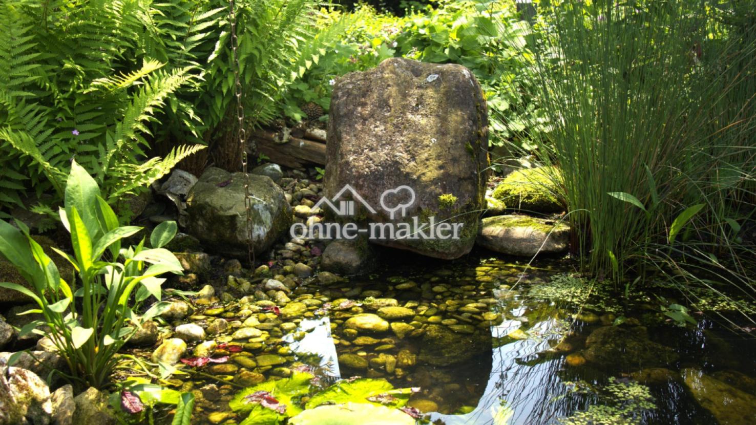 Gartenteich mit Brunnenstein