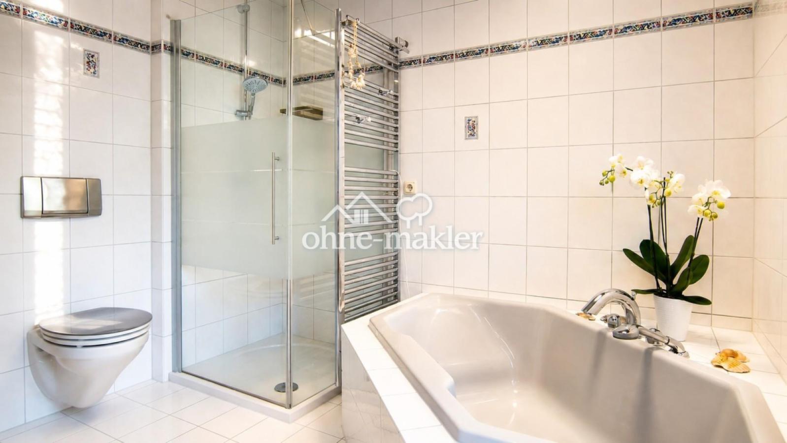 Badezimmer m. Eckbadewanne