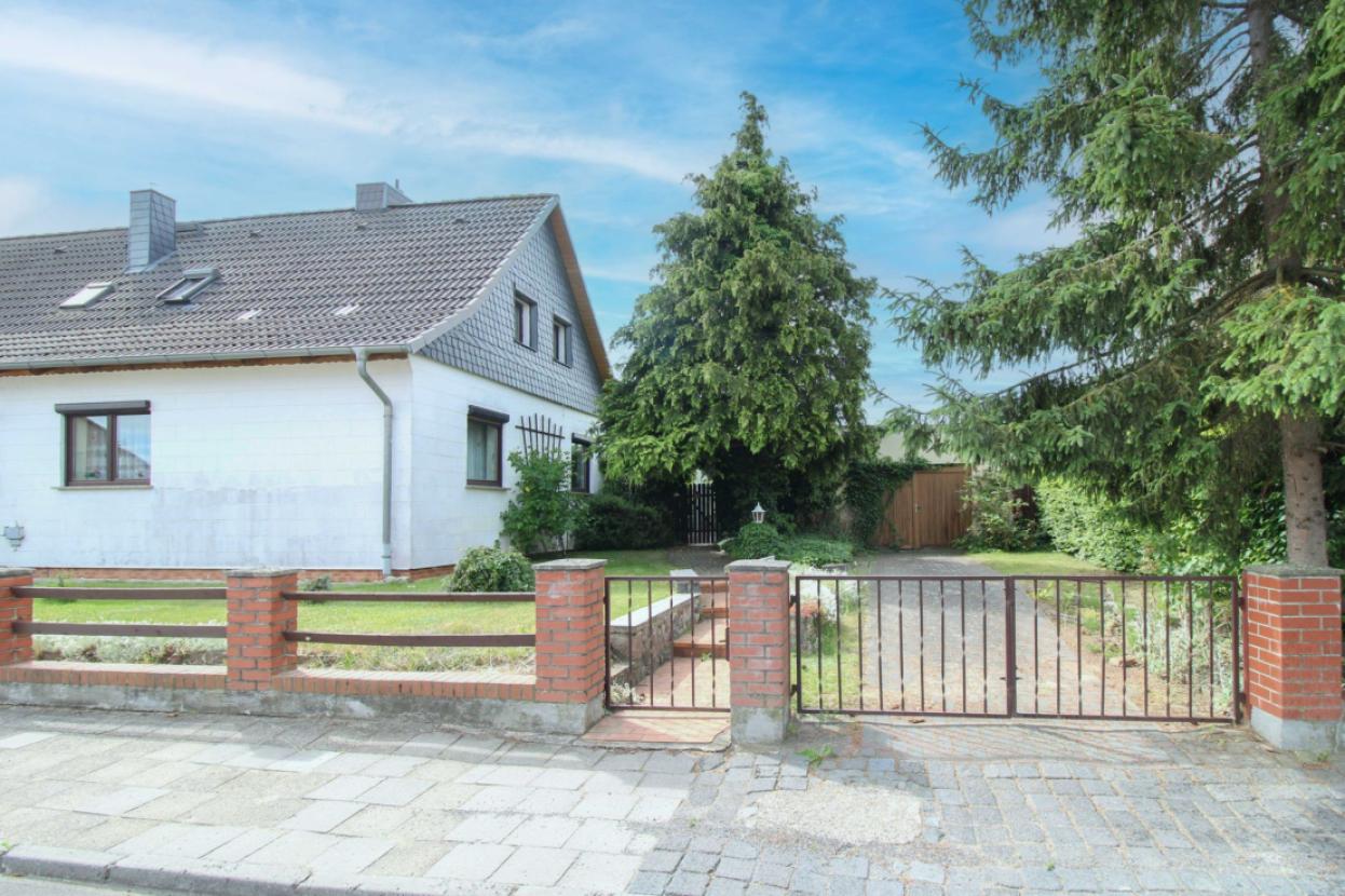 Außenansicht + Einfahrt