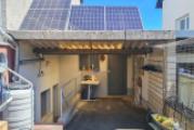 Carport hinter der Garage