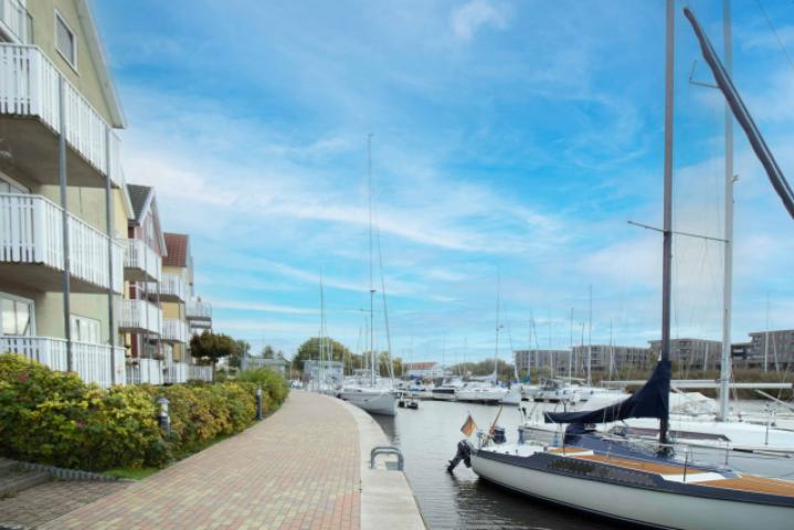 Marina vor dem Haus