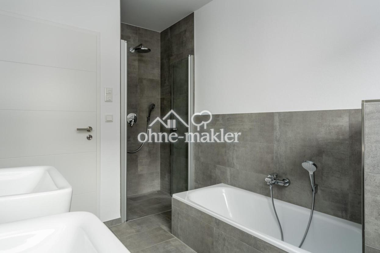 Badewanne und Dusche